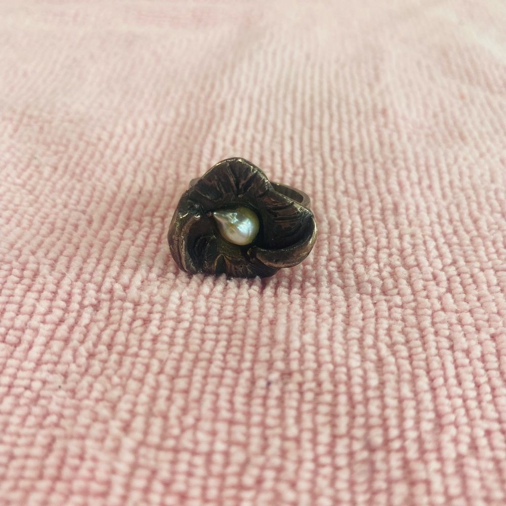Elegant Silver Floral Ring